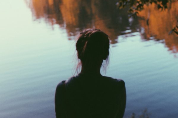 Девушка в воде со спины