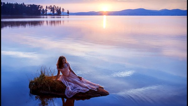 Девушка у реки