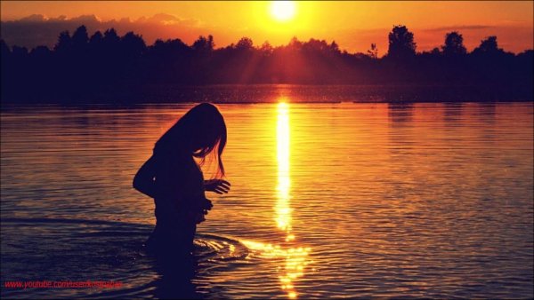 Силуэты девушек на воде