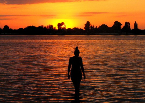 Девушка на закате у озера