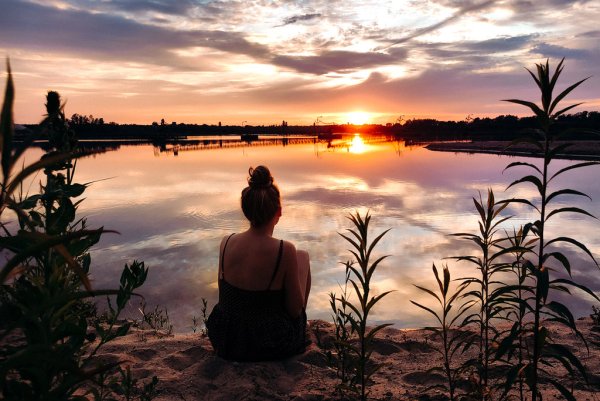 Девушка на озере со спины