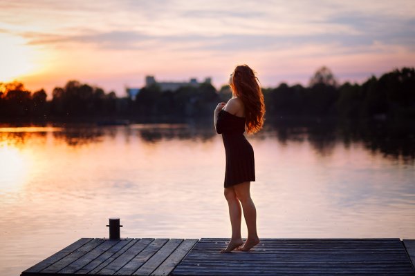 Девушка на закате у озера