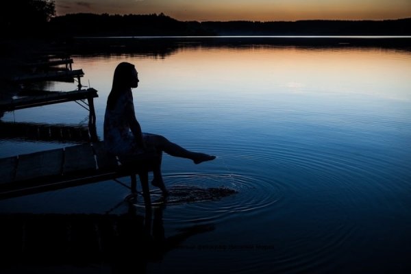 Девушка в озере ночью