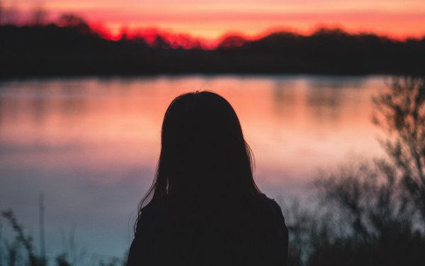 Девушка с темными волосами на озере