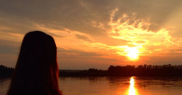 Девушка на закате у озера