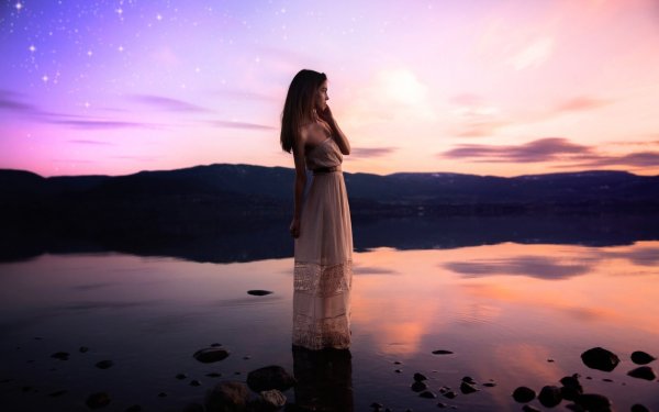 Девушка на берегу озера