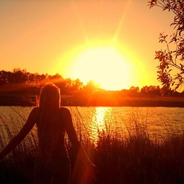 Девушка на закате у реки