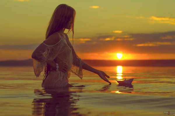 Девушка на закате у моря