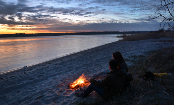 Двое на берегу озера