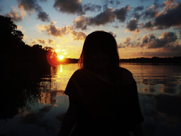 Девушка с короткими волосами на закате