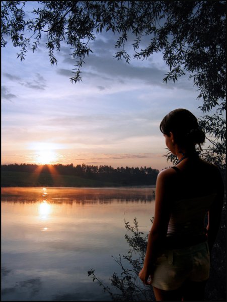 Девушка на озере со спины