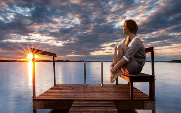 Девушка на пирсе