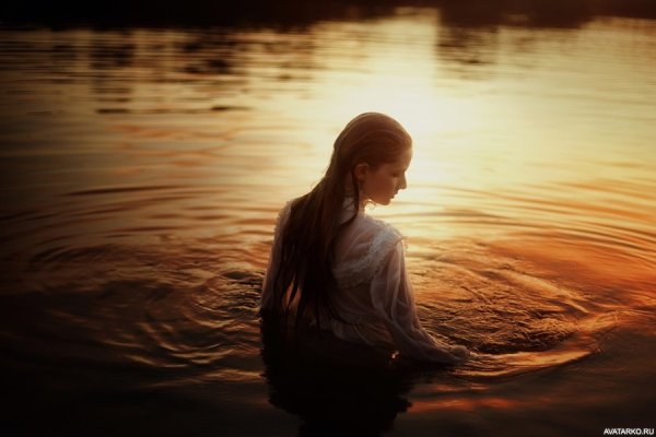 Девушка в озере ночью
