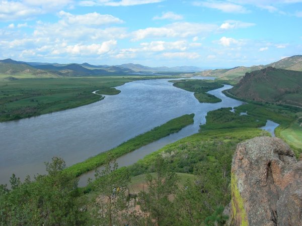 Река Селенга впадает в Байкал
