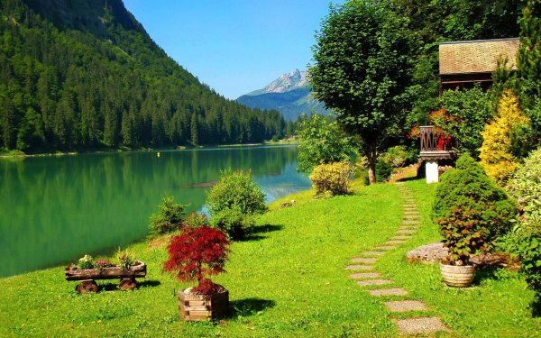 Домик в Швейцарии на берегу озера