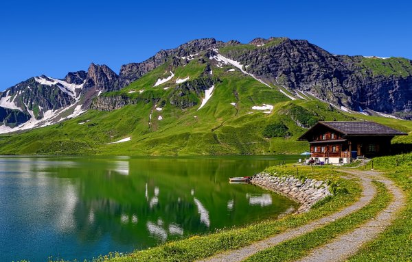Дом в Швейцарии Альпы озеро
