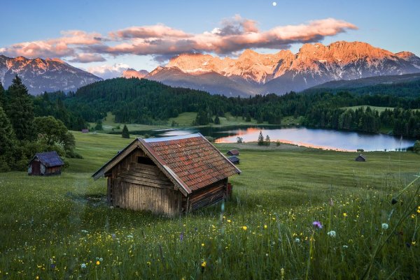 Дом в горах у озера в Швейцарии