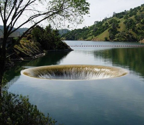 Озеро Берриесса Калифорния дыра