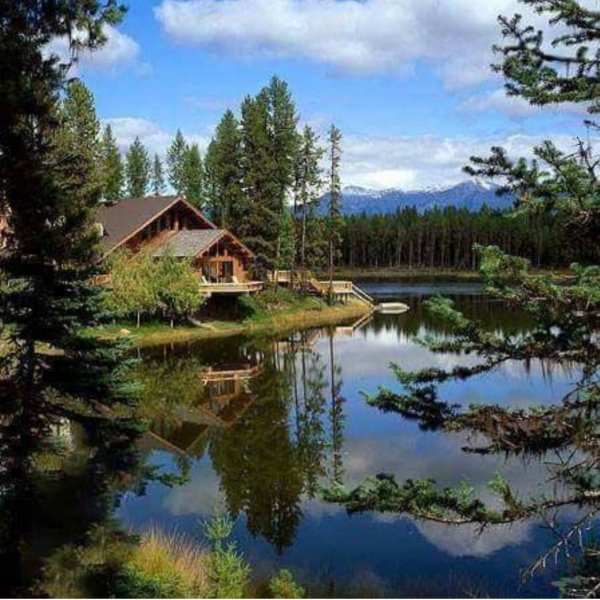 Штат Монтана домик у озера