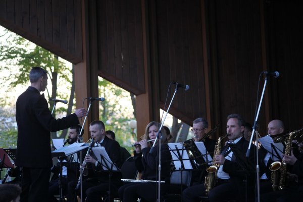 Духовой оркестр в летнем саду 2022