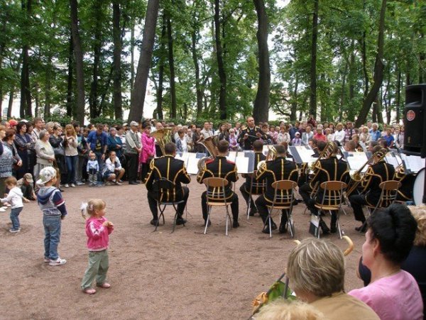Оркестр в летнем саду