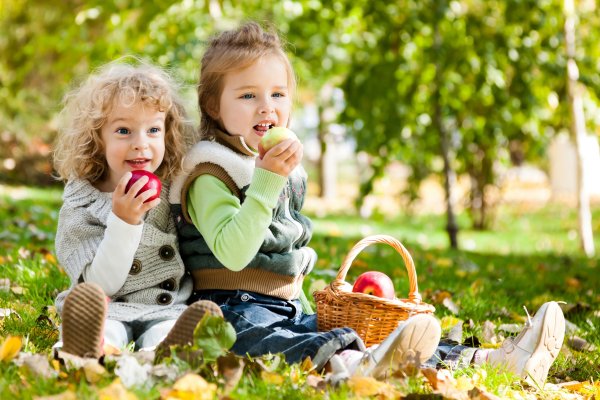 Счастливые дети в парке