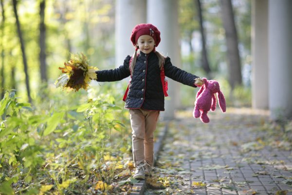 Девочка на прогулке