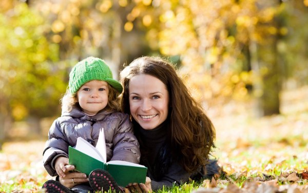 Мама с ребенком в парке