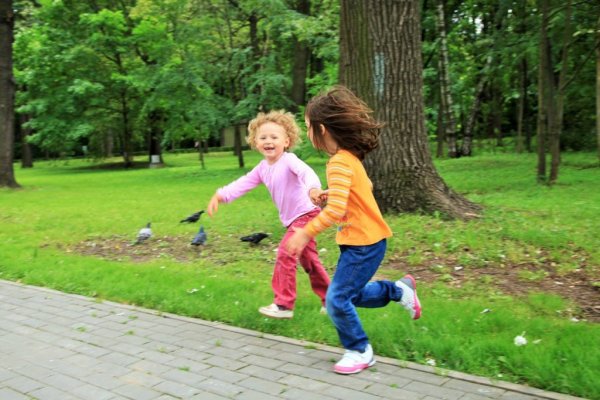 Дети в детском парке