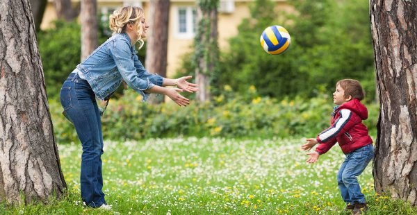 Дети играющие в мяч