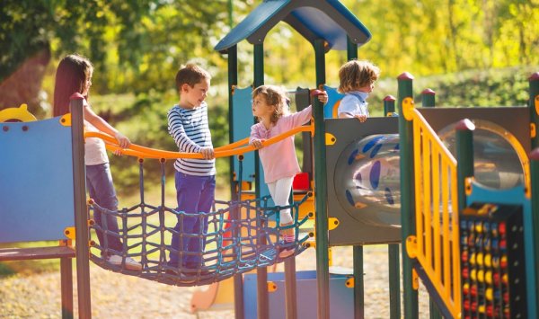 Детская площадка с детьми