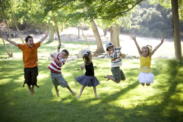 Дети веселятся на природе