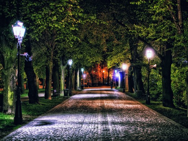 Аллея с фонарями