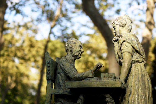 Статуя в парке