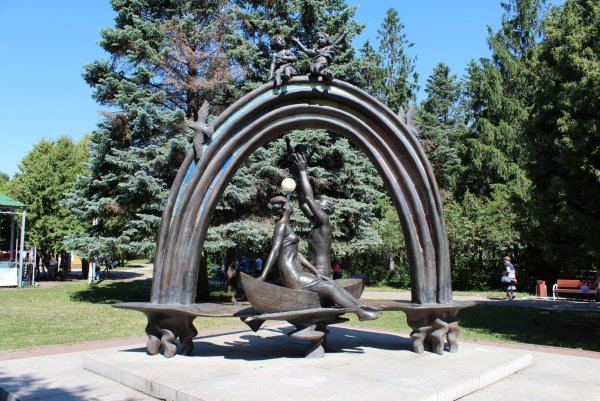 Памятник в парке семья Ульяновск