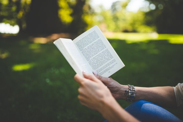 Книга в руках