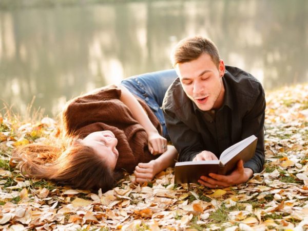 Мужчина с книгой в руках