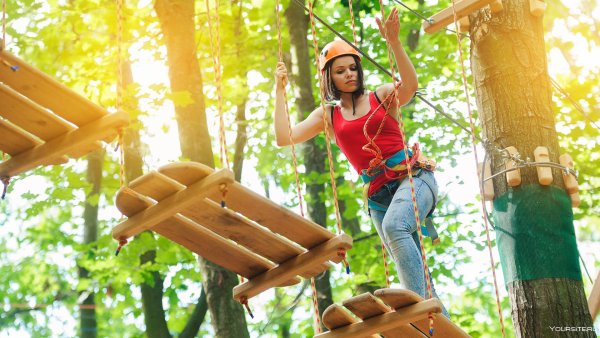 Девочка в веревочном парке