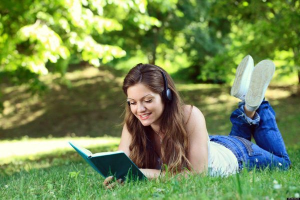 Фотосессия с книжкой на природе