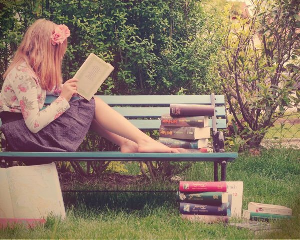С книжкой на скамейке