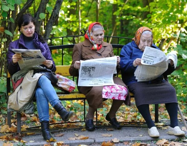 Бабушка на скамейке в парке