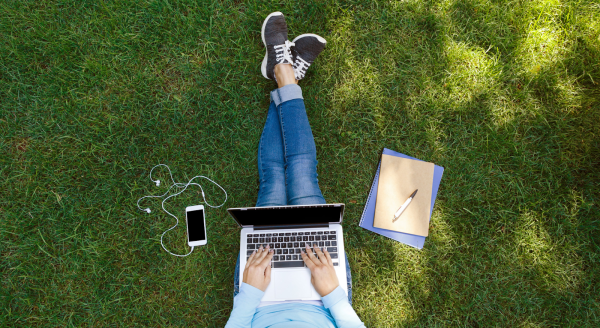 Девушка с ноутбуком в парке