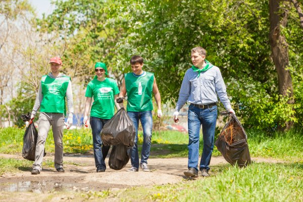 Уборка мусора в парке