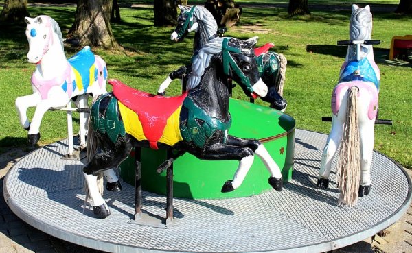 Детские карусели с лошадками