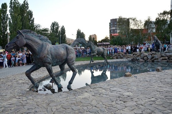 Сквер кони Аксай