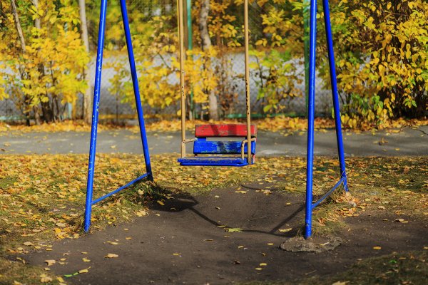 Старые качели во дворе