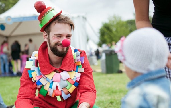 Клоун на улице