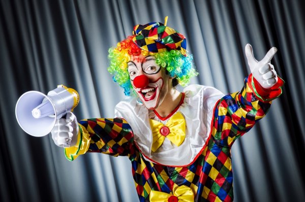 Выступление клоунов в цирке