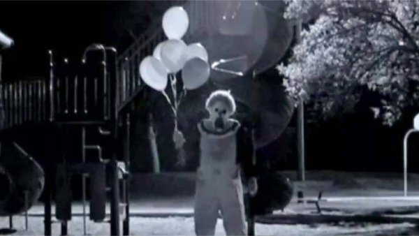 Страшный клоун на дороге