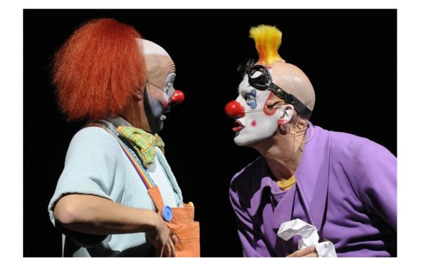 Рыжий и белый клоуны